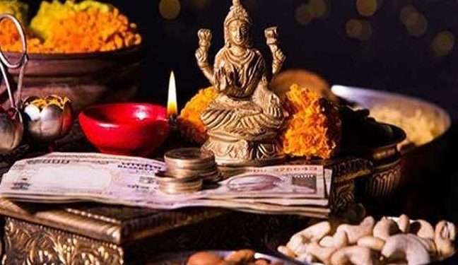 धन्तेरस पुजा लागि सुन,चाँदीका सिक्का किन्नका लागि बाक्लो भीड