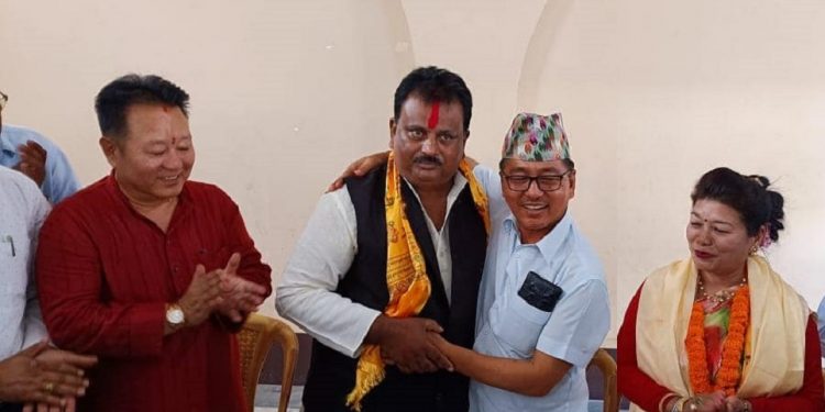 भद्रपुरका पूर्वमेयर मल्लिकले छाडे कांग्रेस, राप्रपामा गरे प्रवेश